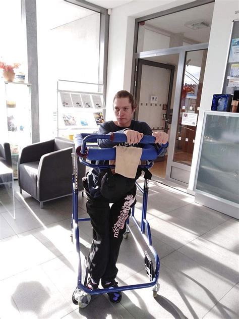 Třicet let se stará o těžce postiženého syna. Měli bychom brát .